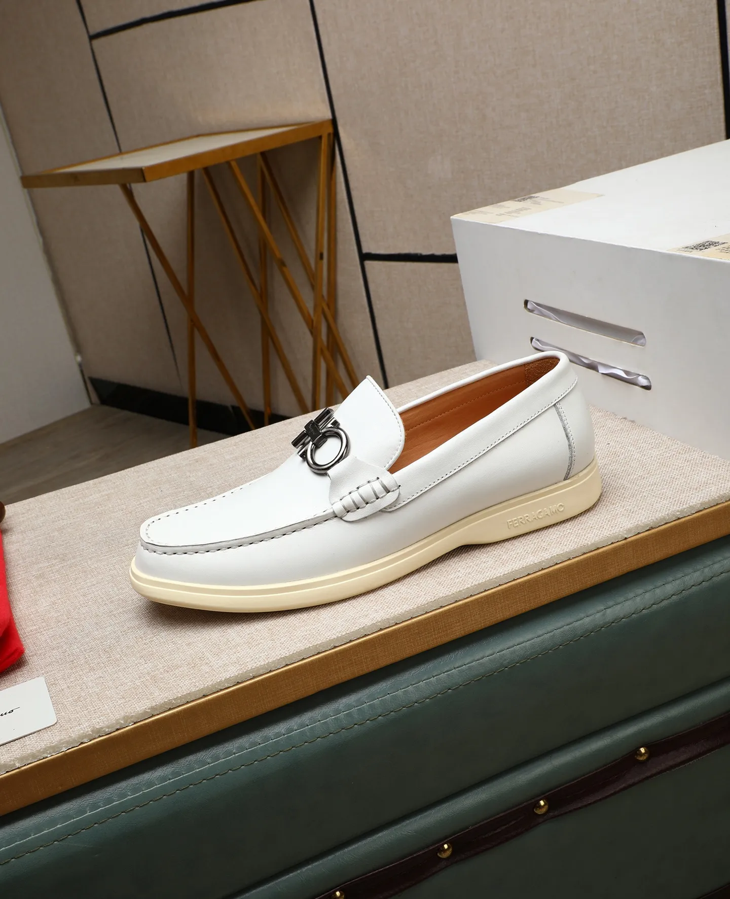 Men's shoes 💰580 📛📛(water-dyed cow lining) Salvatore Ferragamo high-end (Salvatore Ferragamo) is the top international luxury footwear brand. It comes from the fashion kingdom of Italy. It is famous all over the world for its traditional handmade design and novel styles... 🚶🏻🚶🏻New suit shoes are available simultaneously at the counter. This style is purely handmade. The fabric is imported Italian calfskin➕Soft water-dyed cowhide lining. Original authentic outsole🌀🌀Size: 38➖44 (45 46 customized)